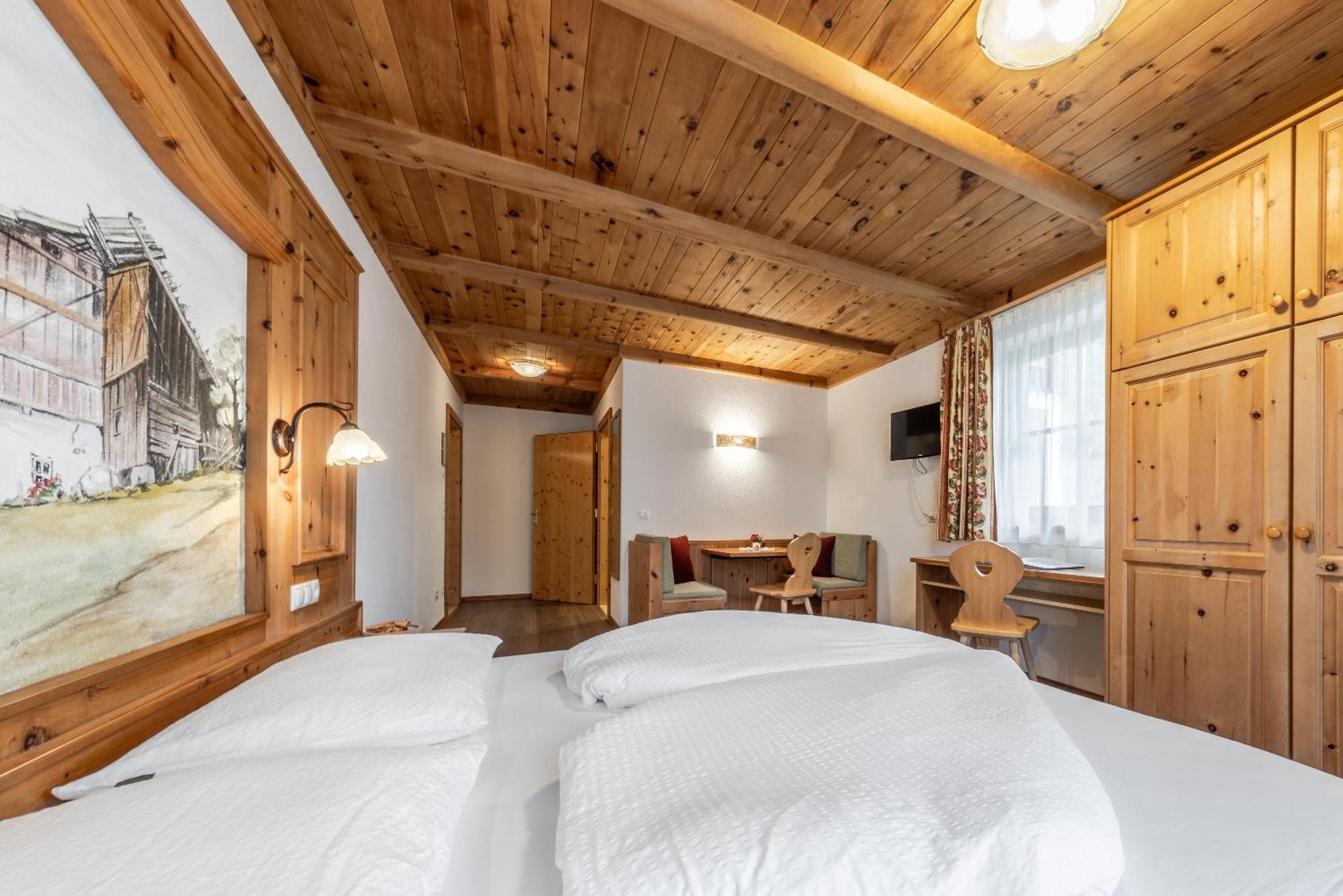 Hotel Pension Odles San Martino in Badia Exterior photo