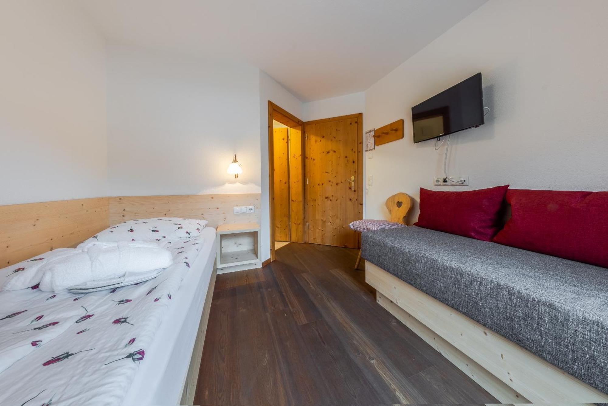 Hotel Pension Odles San Martino in Badia Exterior photo